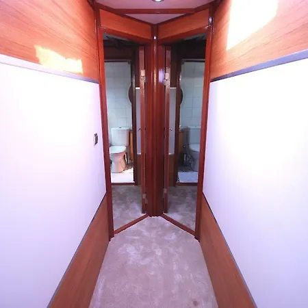 Albatros B Bateau-hôtel *