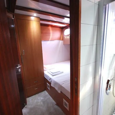 Albatros B Bateau-hôtel